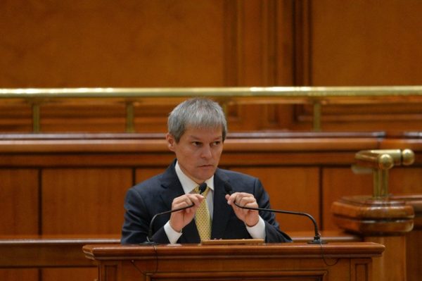Premierul desemnat, Dacian Ciolos,  sustine un discurs in timpul Sedintei plenului comun al Parlamentului, in care urmeaza sa fie validat Guvernul, la Palatul Parlamentului, in Bucuresti, marti, 17 noiembrie 2015. ANDREEA ALEXANDRU / MEDIAFAX FOTO