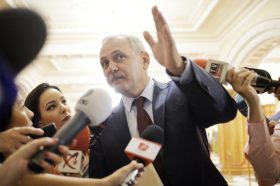 Presedintele Partidului Social Democrat (PSD), Liviu Dragnea reactioneaza, miercuri 14 Iunie 2017, raspunzand intrebarilor adresate de jurnalisti, la Palatul Parlamentului, inainte de a participa la sedinta Comitetului Politic Executiv al social-democratilor. Sedinta este dedicata luarii unei decizii in privinta sustineriii sau retragerii sprijinului politic pentru cabinetul Grindeanu, ca urmare a unei analize interne asupra indeplinirii programului de guvernare asumat de PSD. ANDREEA ALEXANDRU/MEDIAFAX FOTO