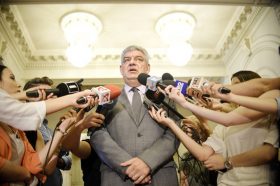 Premierul Mihai Tudose raspunde intrebarilor adresate de jurnalisiti, luni 10 Iulie 2017, la Palatul Parlamentului, dupa sedinta saptamanala cu liderii aliantei PSD-ALDE, privind activitatea guvernului. ANDREEA ALEXANDRU/MEDIAFAX FOTO