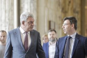 Premierul Mihai Tudose (S) si ministrul Finantelor, Ionut Misa (D), sosesc vineri 4 August 2017, la Palatul Victoria, pentru a participa la sedinta de guvern dedicata ordonantei de urgenta privind pensiile speciale. ANDREEA ALEXANDRU/MEDIAFAX FOTO