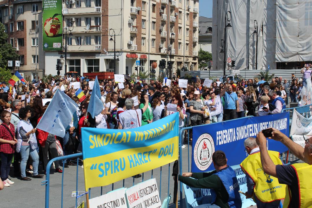 “L’istruzione costa denaro. Ignorarla costa di più” – uno degli slogan degli insegnanti oggi in piazza “Mihai Viteazul” a Craiova