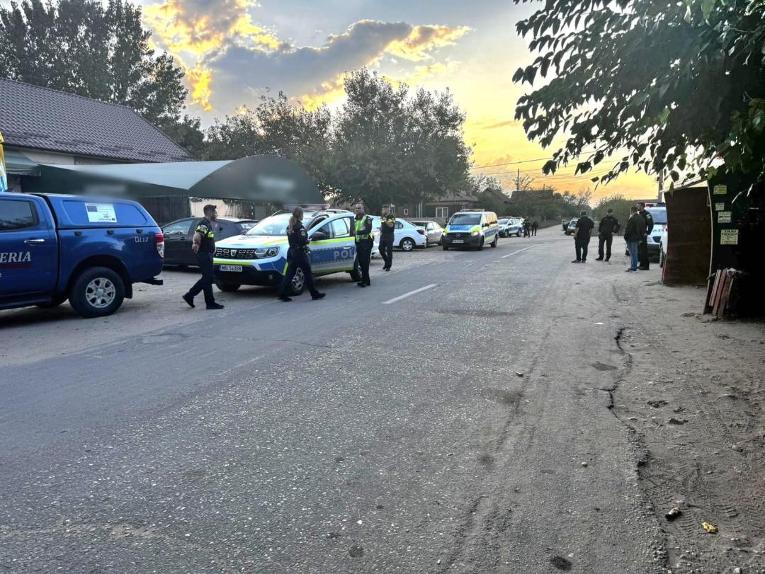 Polițiști doljeni verificând autovehicule în Dăbuleni și Bechet Polițiști doljeni verificând autovehicule în Dăbuleni și Bechet