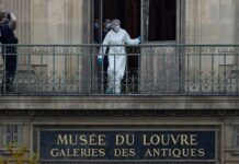 Paris: Doi suspecţi arestaţi în cazul furtului din muzeul Luvru