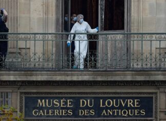 Paris: Doi suspecţi arestaţi în cazul furtului din muzeul Luvru