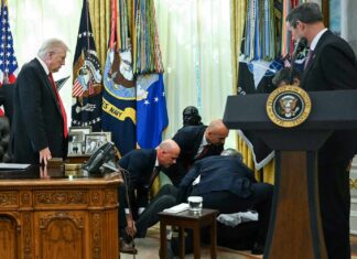 SUA: Un invitat a leşinat în Biroul Oval, în faţa lui Donald Trump