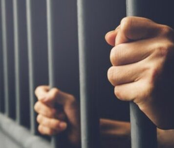 Acuzat de viol și pornografie sexuală, după ce a făcut sex cu o minoră pe care a și fotografiat-o