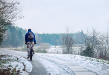 Nu lăsa frigul să te țină în casă: iarna e perfectă pentru pedalat