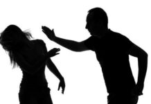 Agresată de fostul iubit