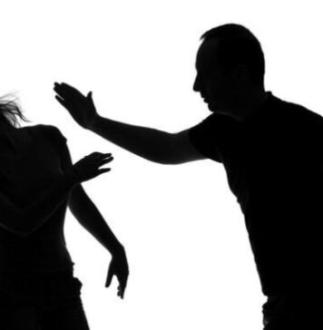 Agresată de fostul iubit