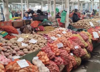 Piaţa Centrală a Craiovei: Abundenţă de produse legumicole, horticole, de sezon, preţuri… rezonabile