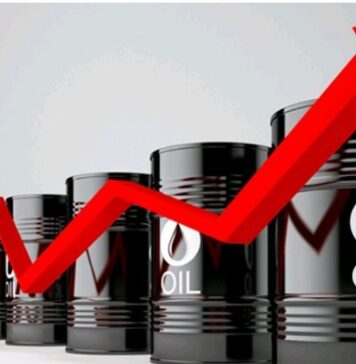 Preţul petrolului a depăşit în premieră 100 de dolari per baril