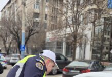 Mărțișoare oferite de polițiștii doljeni de la “Rutieră”, doamnelor și domnișoarelor conducătoare auto