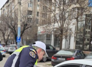 Mărțișoare oferite de polițiștii doljeni de la “Rutieră”, doamnelor și domnișoarelor conducătoare auto