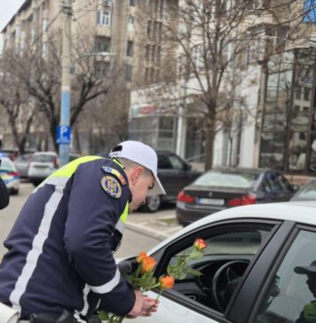 Mărțișoare oferite de polițiștii doljeni de la “Rutieră”, doamnelor și domnișoarelor conducătoare auto