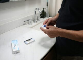 Ochelari Ray-Ban și soluții pentru lentile de contact: combinația ideală pentru confort și stil Image