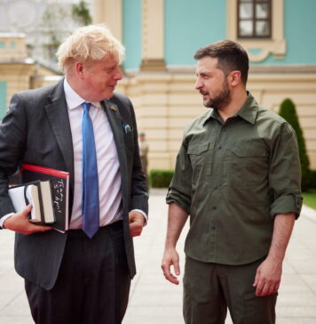 Război în Ucraina: Boris Johnson a vizitat frontul sudic și a criticat lipsa de sprijin “din partea aliaților”