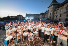 Zeci de mii de fani i-au întâmpinat în centrul Craiovei pe campionii României