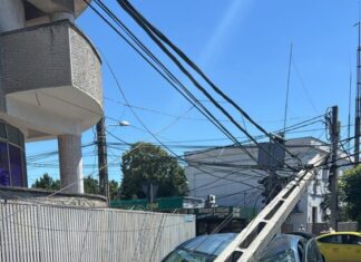 O șoferiță de 19 ani a pus la pământ un stâlp de beton