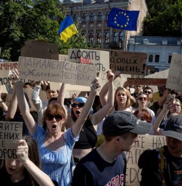 Ucraina: Proteste în sprijinul ministrului Apărării demis!