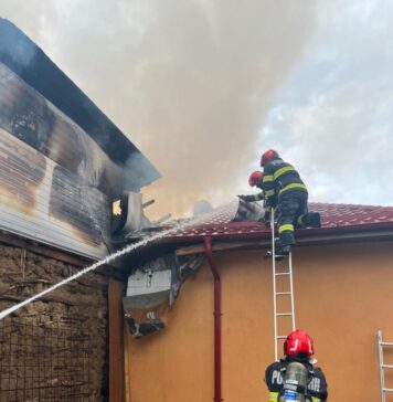 O casă de pe strada Bibescu, în flăcări