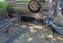 Mașină răsturnată pe trotuar
