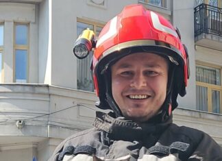 Pisică salvată de pe acoperișul Prefecturii Dolj