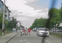 Polițiștii doljeni s-au sesizat din oficiu, după ce trei tineri au căzut de pe trotinete, pe șosea