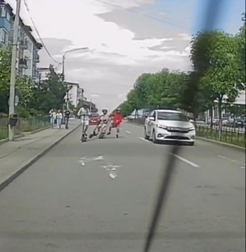 Polițiștii doljeni s-au sesizat din oficiu, după ce trei tineri au căzut de pe trotinete, pe șosea