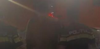 A intrat peste tatăl său și a fost reținut de polițiști