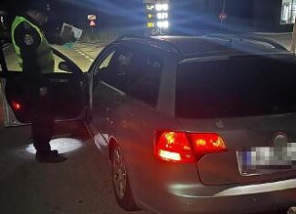 Autoturisme neconforme cu legislația, descoperite de polițiștii de frontieră de la Bechet și Calafat