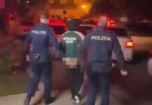 O femeie și un minor, reținuți de polițiști pentru furt calificat